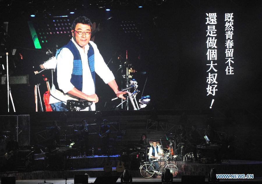 Singer Jonathan Lee holds concert in Beijing