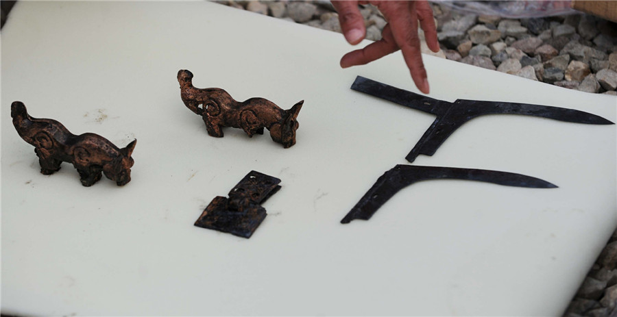 Animal figurines, body found in ancient tomb