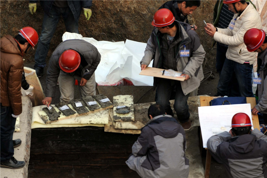 Animal figurines, body found in ancient tomb