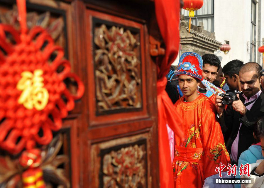 Foreign students experience Qing-style wedding ceremony