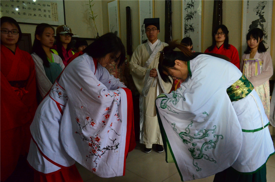 Overseas students learn Chinese traditional etiquette