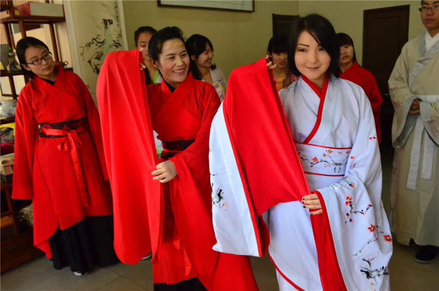 Overseas students learn Chinese traditional etiquette