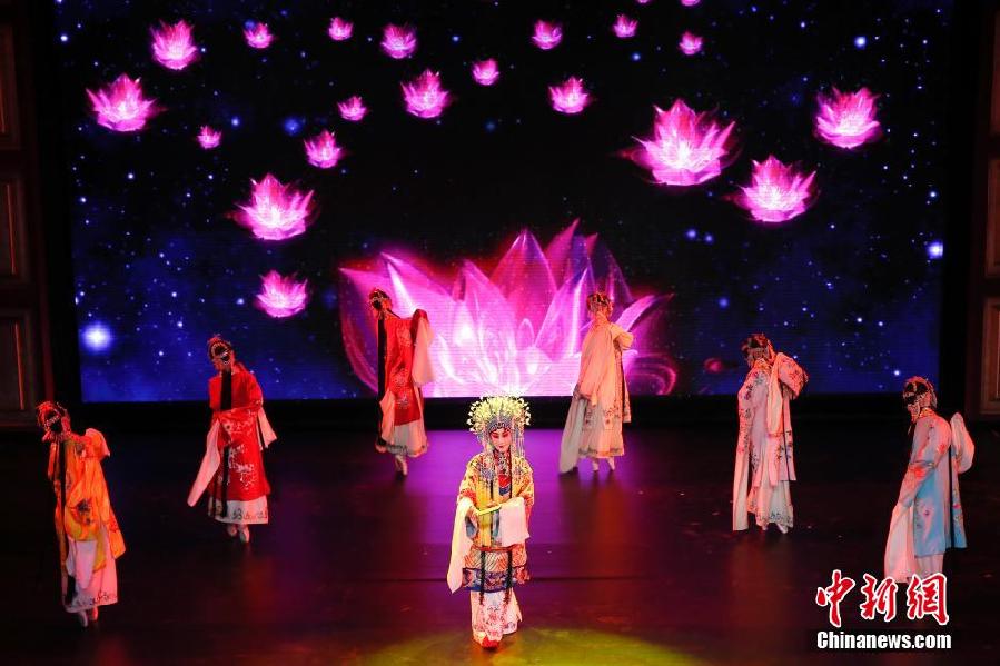 Stylish Peking Opera night opens in Beijing
