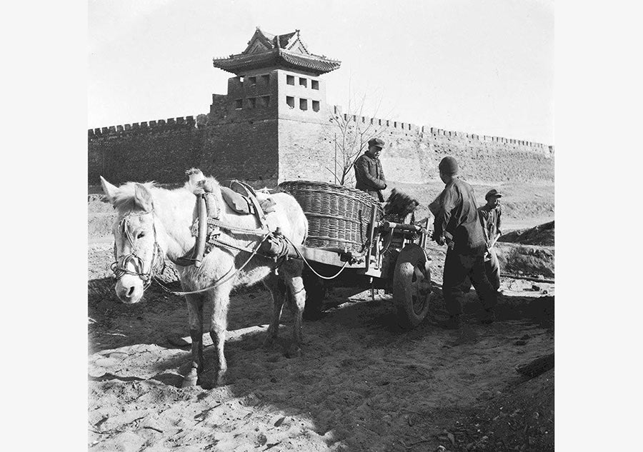 Photos reveal old days in Beijing