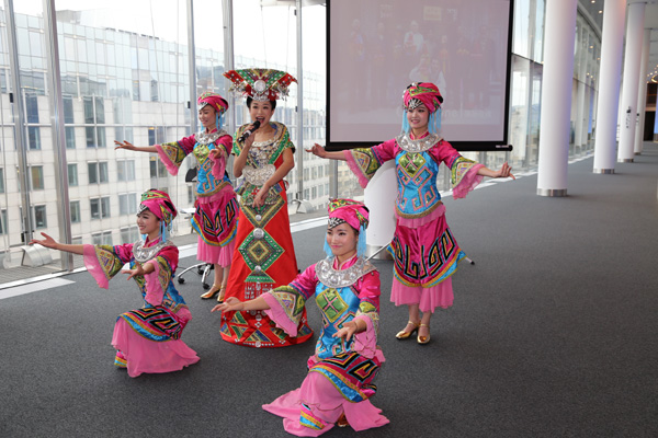 Folk performance kicks off Spring Festival in Europe