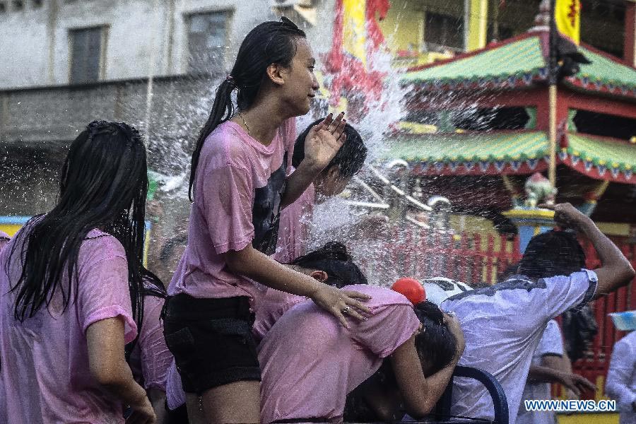 Indonesia marks water splashing festival during Chinese New Year