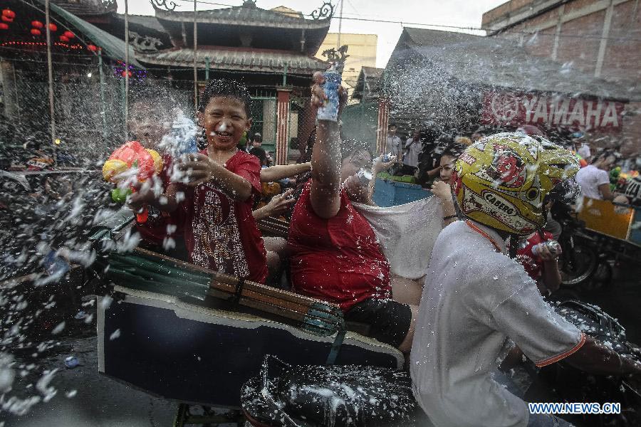 Indonesia marks water splashing festival during Chinese New Year