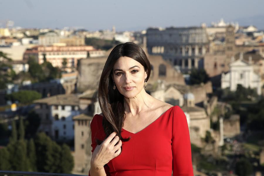 Cast members of new bond film pose in Rome