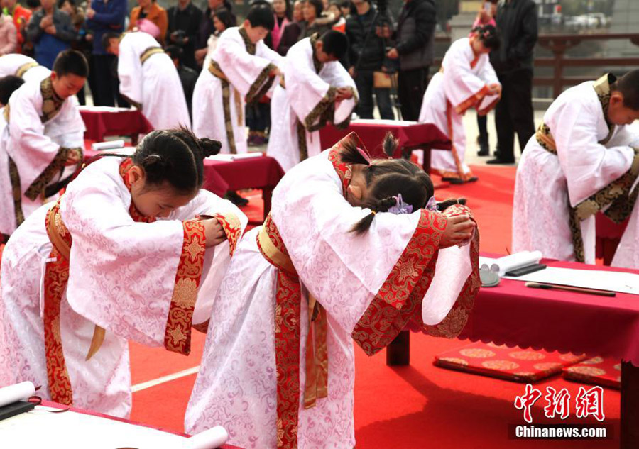 Children experience First Writing Ceremony in Han-style clothes