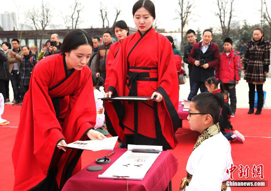 Children experience First Writing Ceremony in Han-style clothes