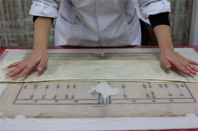 One day of an ancient book restorer