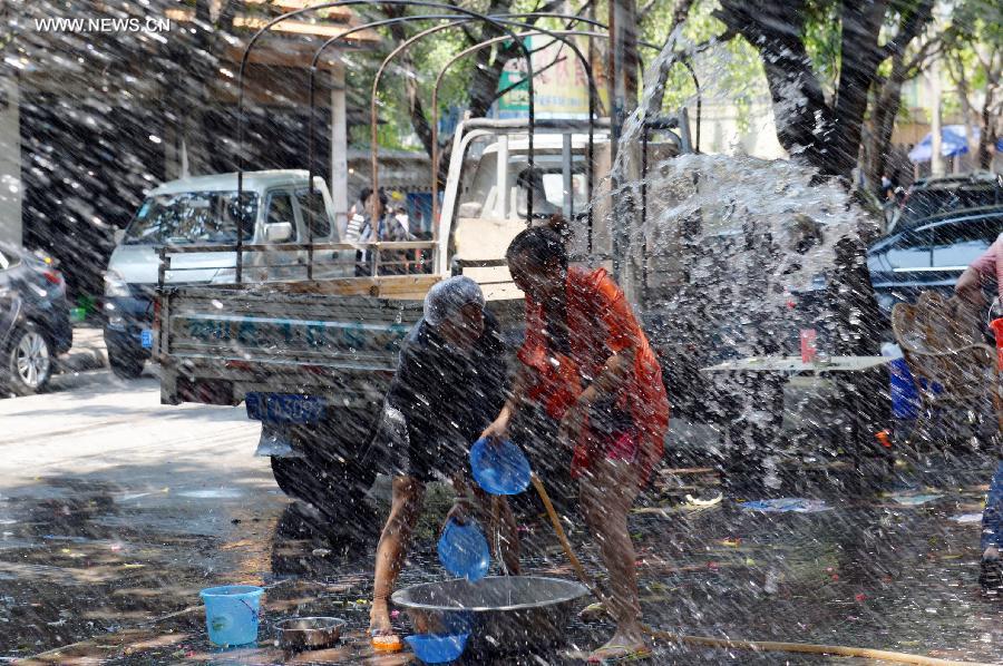 Water-sprinkling festival kicks off in SW China