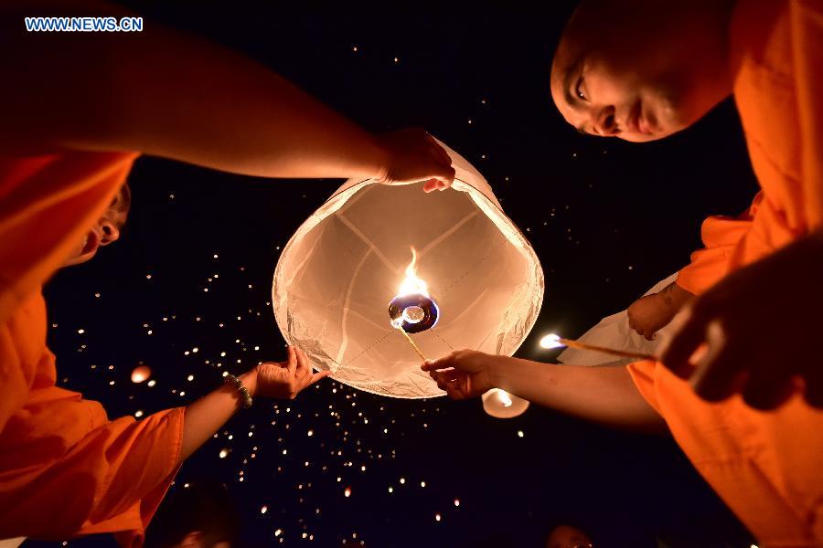 Kongming lanterns lighted up to celebrate New Year of Dai ethnic group