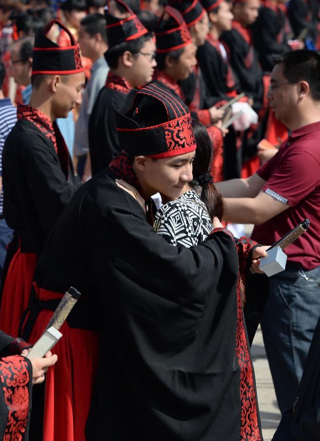 Over 1,000 students attend traditional adult ceremony in NW China