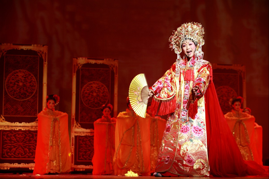 Cross-dressing artist plays legendary Chinese beauty