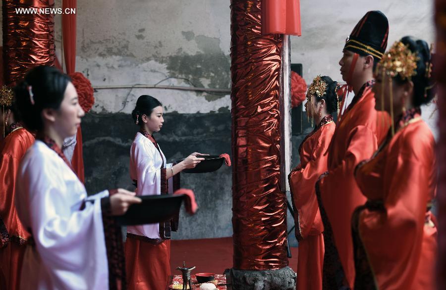 Group traditional Han wedding held in China's Rucheng