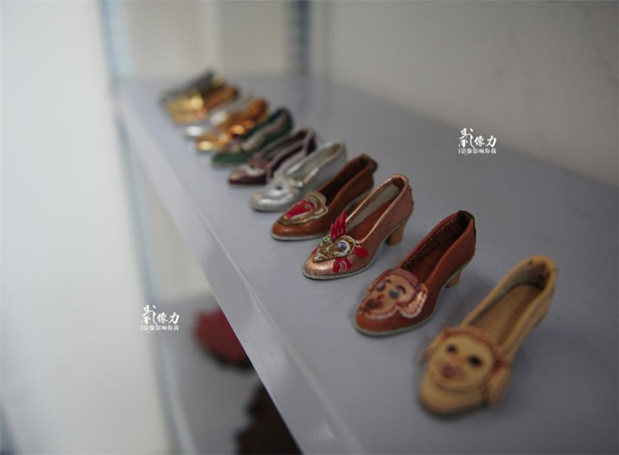 Shoemaker makes miniature leather shoes in Jinan