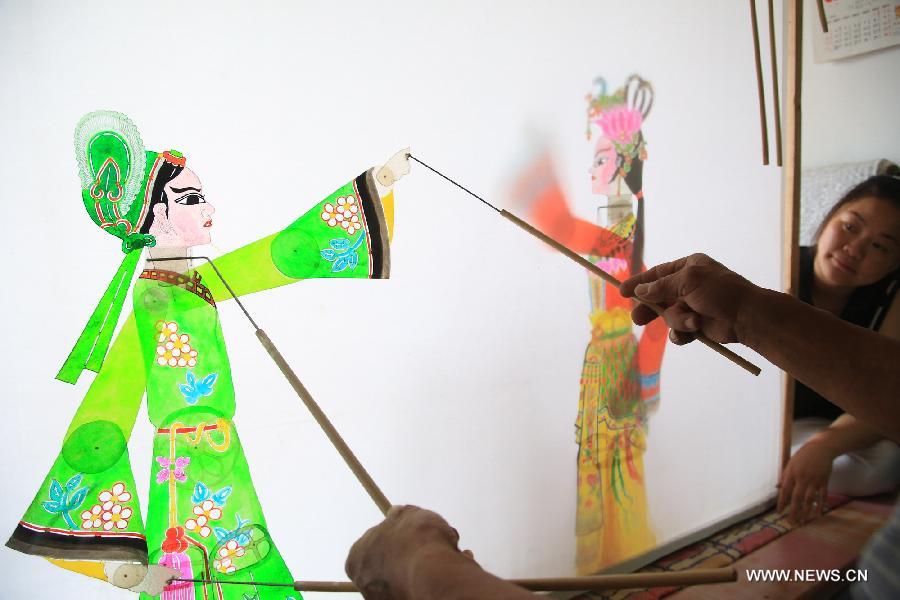 Successor of intangible cultural heritage of shadow play performs in NE China