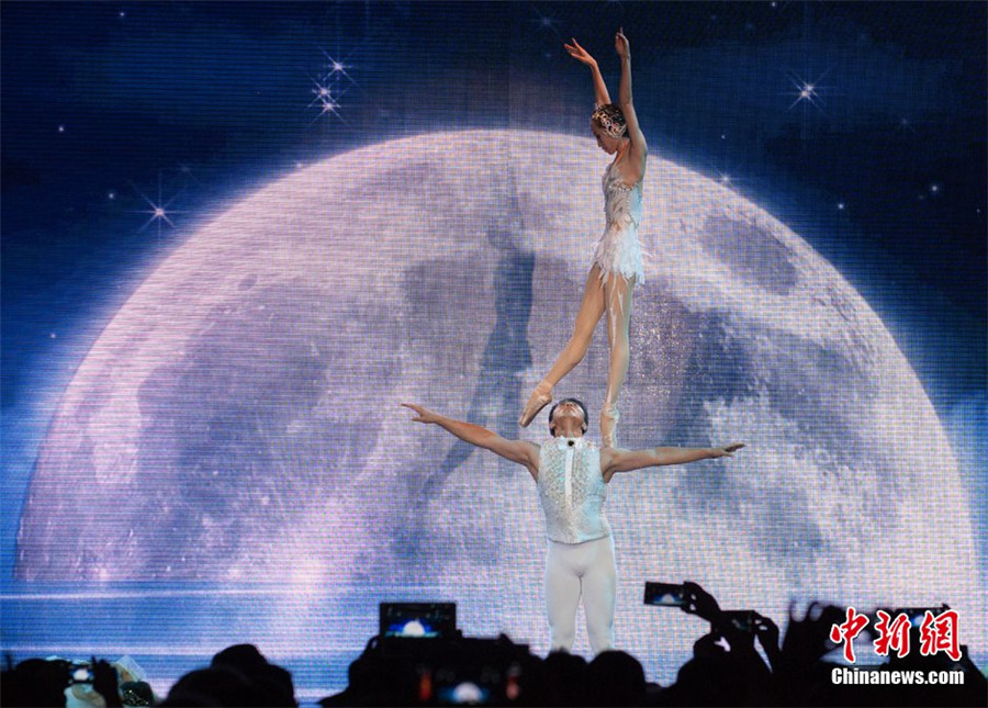 Chinese acrobatics amazes Milan Expo 2015