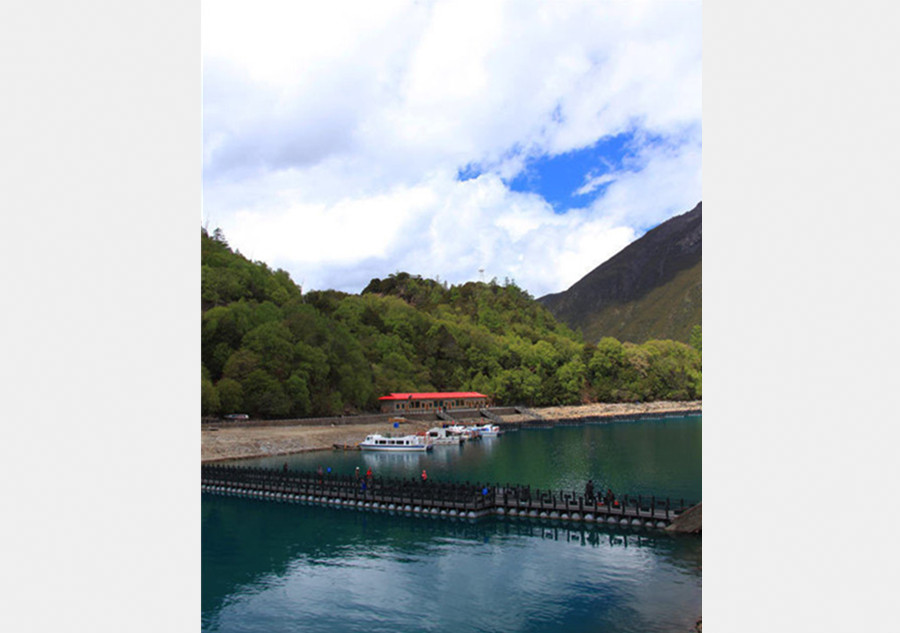 Beautiful scenery of Basum-tso Lake in Tibet