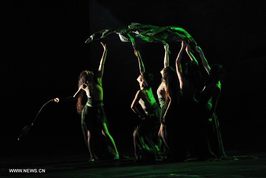 Dancers mark 20th founding anniv. of Beijing Modern Dance Company