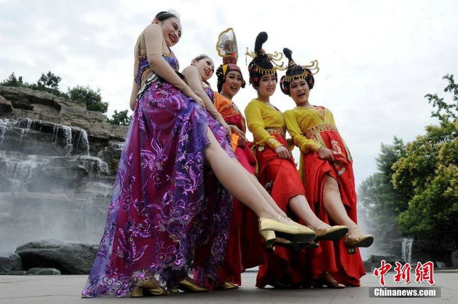 Tang and Han-style graduation photos go viral online