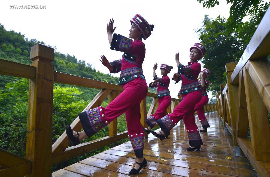 Traditional hand-waving dance staged at wetland park in China's Hubei