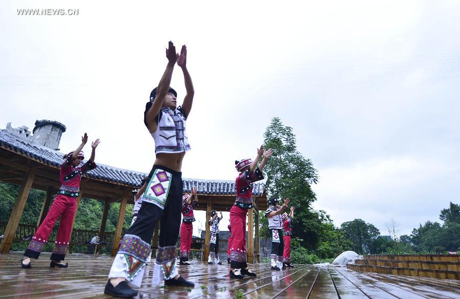 Traditional hand-waving dance staged at wetland park in China's Hubei