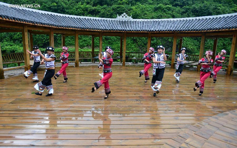 Traditional hand-waving dance staged at wetland park in China's Hubei