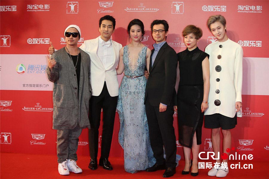 Liu Yifei walks red carpet during Shanghai Int'l Film Festival