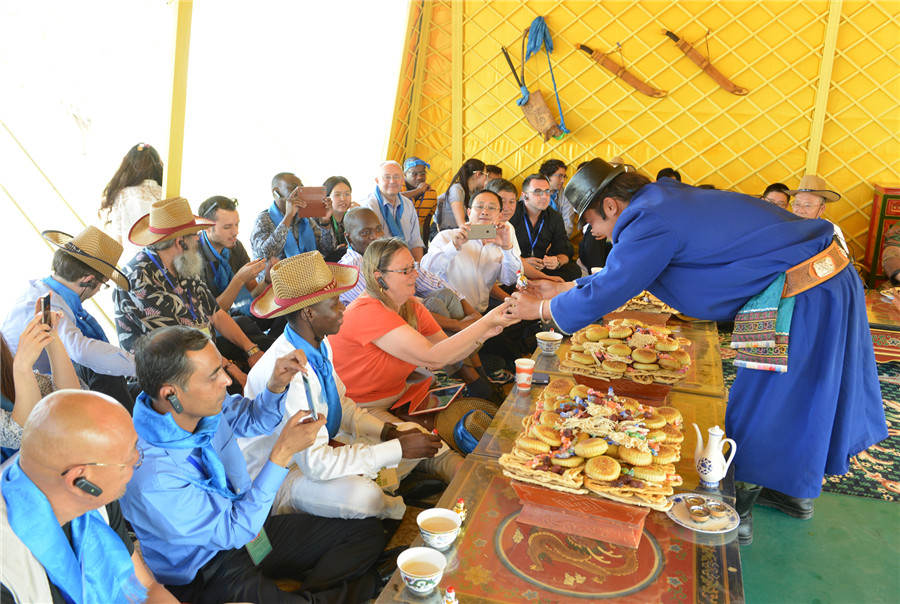 Diplomats explore Inner Mongolia's grassland