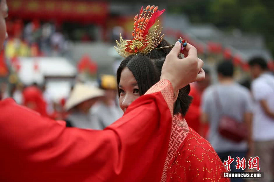 Traditional Han-style wedding for 68 couples