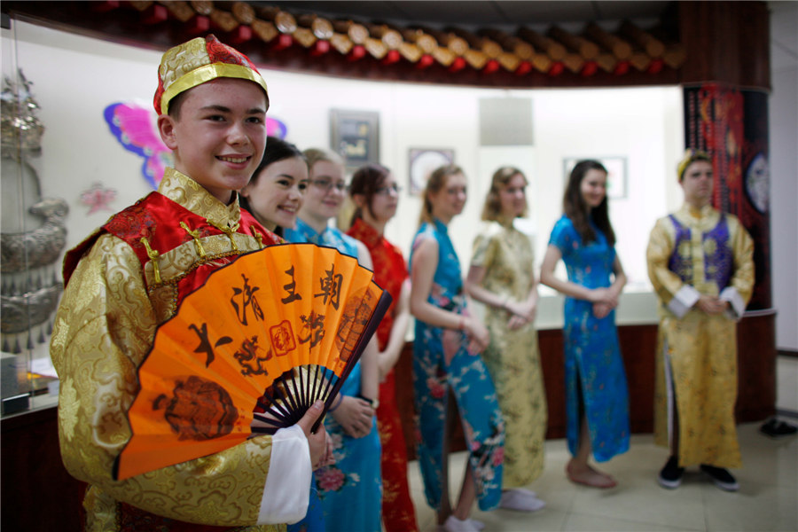 UK students experience Chinese culture in Tianjin