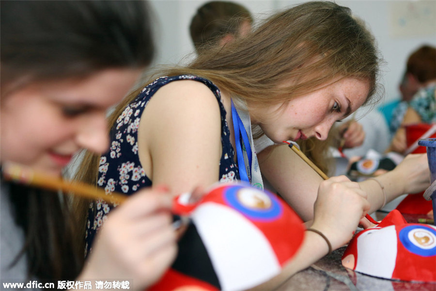 UK students experience Chinese culture in Tianjin