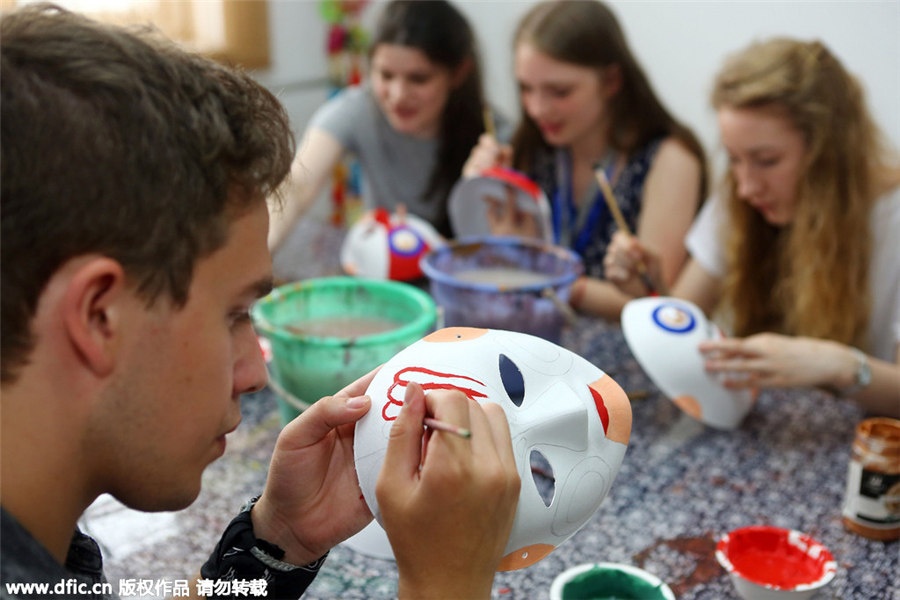 UK students experience Chinese culture in Tianjin