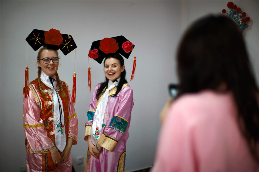 UK students experience Chinese culture in Tianjin