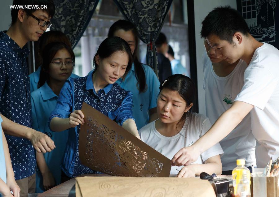 Students experience handicraft of making blue calico in Nantong