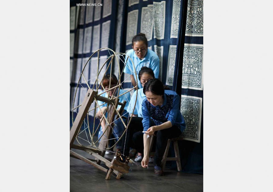 Students experience handicraft of making blue calico in Nantong