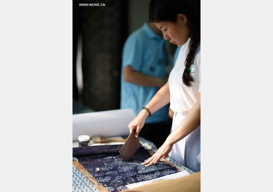 Students experience handicraft of making blue calico in Nantong