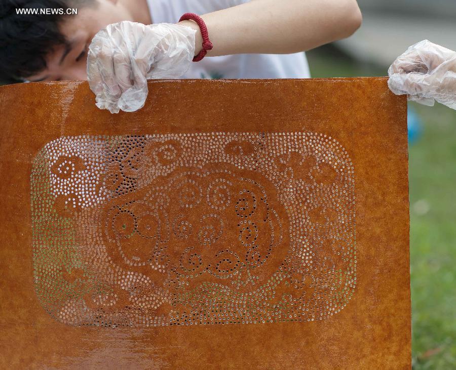 Students experience handicraft of making blue calico in Nantong