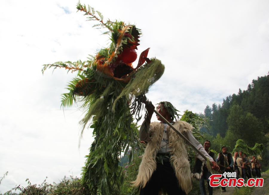 SW China villagers celebrate Water Dragon Festival