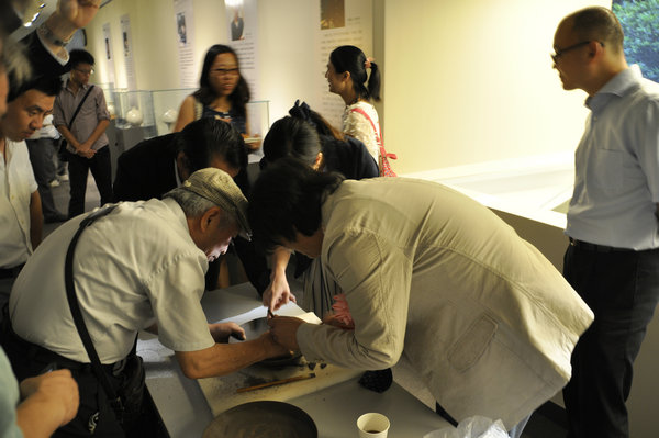 Hebei modern porcelain exhibit staged in Tokyo