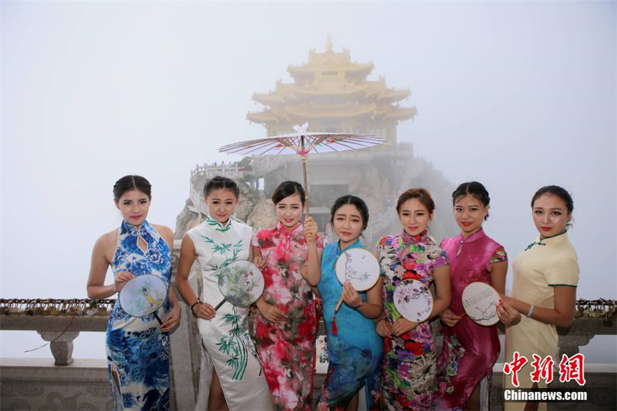 Beauties give cheongsam show on 2,000-meter-high cliff