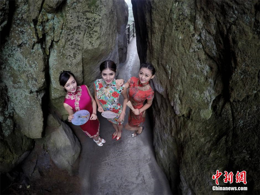 Beauties give cheongsam show on 2,000-meter-high cliff