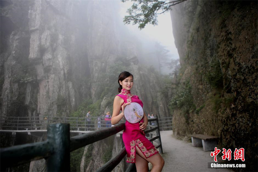 Beauties give cheongsam show on 2,000-meter-high cliff