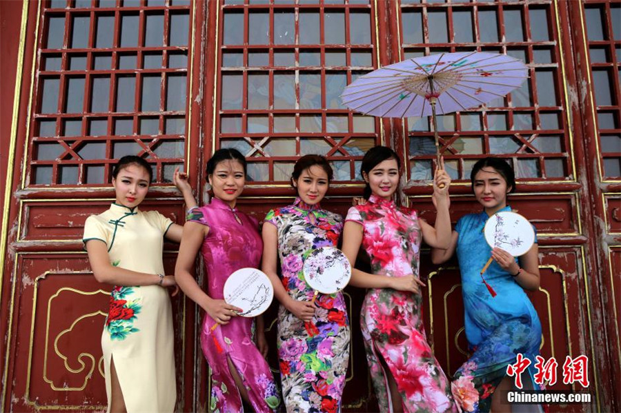 Beauties give cheongsam show on 2,000-meter-high cliff