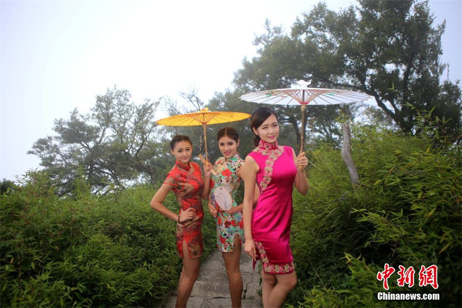 Beauties give cheongsam show on 2,000-meter-high cliff