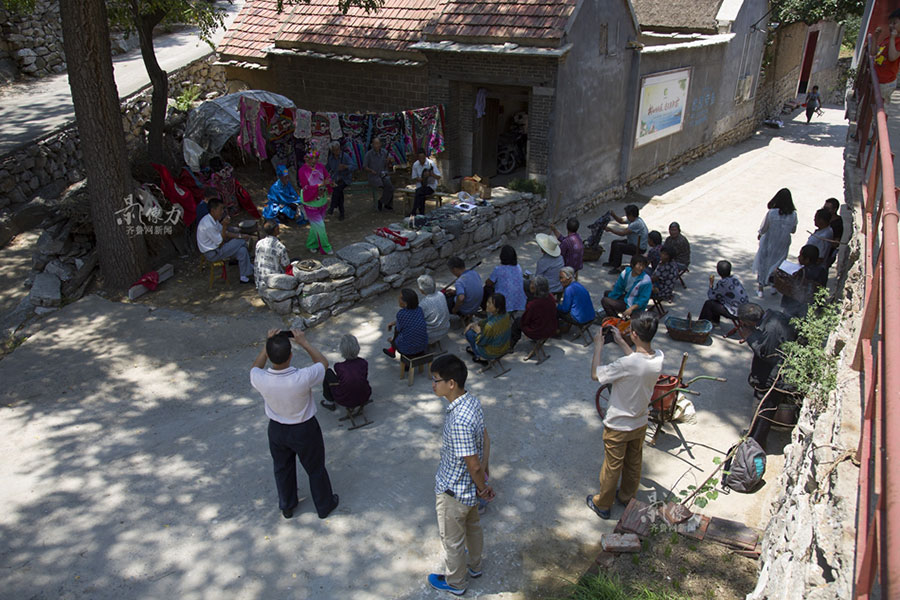 85-year-old inheritor of ancient Bang drama in the deep mountain