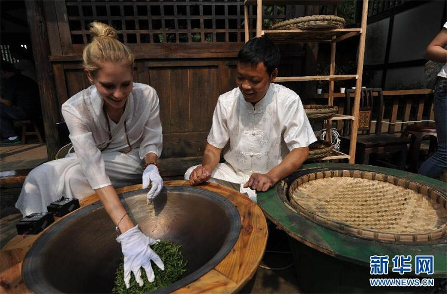 European panda fans taste Chinese tea culture