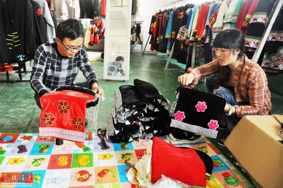 Yi couple finds success with ethnic clothing line